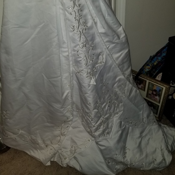 Wedding gown - Picture 4 of 4